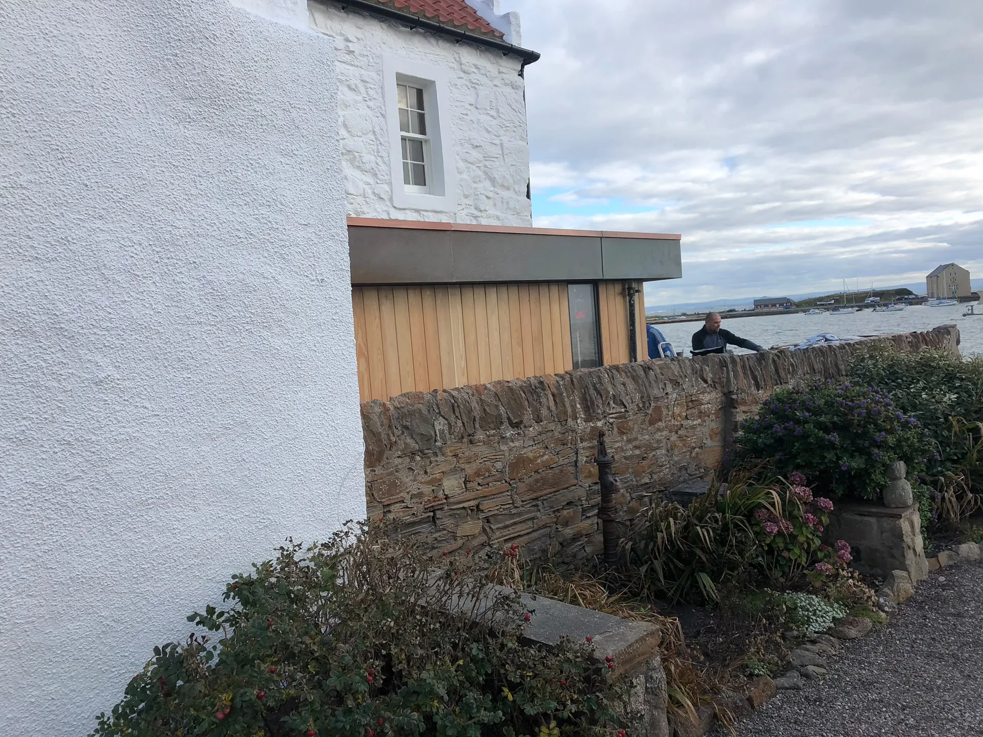 Coastal cottage extension with modern timber cladding